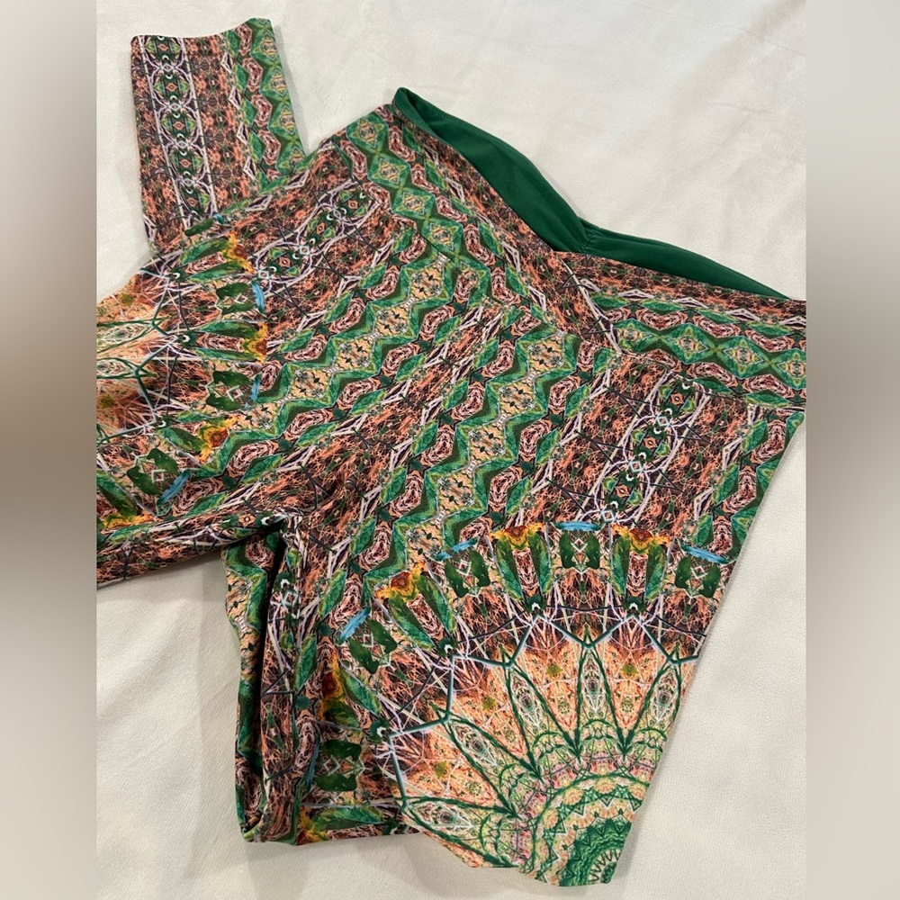 Wolven Green Pattern Leggings - Size M